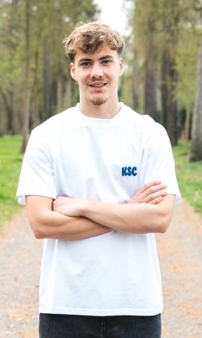 KSC T-Shirt, Weiß, 100% Bio-Baumwolle, Wavy-Kollektion, „KSC“-Buchstaben auf der Vorderseite, Großflächiger Rückenprint „ACHTZEHN VIERUND NEUNZIG“ im Wavy‑Design, Rundhalsausschnitt