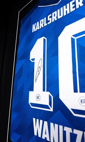 KSC Trikotrahmen, Schwarz, Blau-Weiß, toskanisches Holz, nachhaltige Wabenpappe, Aluminium, 92,5 x 73 x 3 cm, Heimtrikot 25/26, #10 Marvin Wanitzek, handsigniert