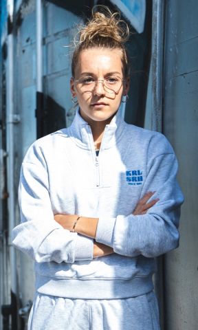 KSC Half Zip Pullover Ladies, Grau, 80 % Baumwolle, 20 % Polyester, 320g m2, Halber Reißverschluss am Kragen, Blauer „KRLSRH SINCE 1894"-Print, Gerippte Bündchen und Saum für optimale Passform