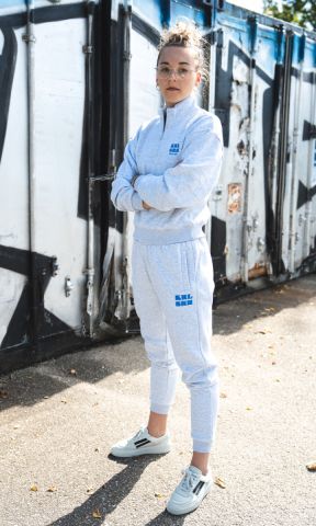 KSC Jogginghose Ladies, Grau, 80 % Baumwolle, 20 % Polyester, 320g m2, Elastischer Bund mit Kordelzug, Rippbündchen an den Beinabschlüssen, Seitentaschen + Gesäßtasche, Auffälliger KRL SRH-Druck in Blau