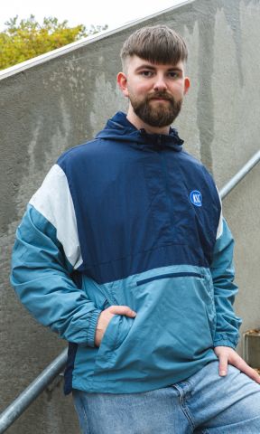 KSC Windbreaker, Hellblau, Navyblau, Weiß, 100 % Nylon, halber Reisverschluss, Reisverschlusstasche auf der Vorderseite, verstellbare Kapuze mit Kordelzug, elastische Ärmelabschlüsse, KSC-Logo
