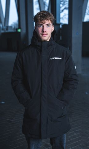 KSC Parka, Schwarz, 100% Polyester, Wasserabweisendes Außenmaterial, mit Kapuze, Praktische Fronttaschen mit Pattenverschluss, Dezenter „Karlsruher SC“-Schriftzug auf der Brust, mit Innenfutter