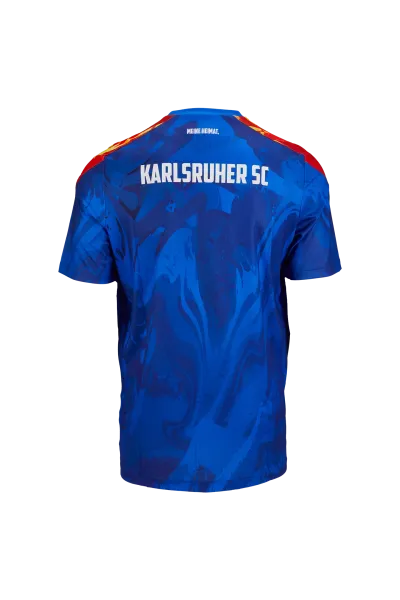 KSC Aufwärmshirt 25-26, Blau, 100% Polyester, Dynamisches Allover-Muster in Feueroptik in verschiedenen Blautönen, Schulterbereich mit auffälliger Flammenstruktur in Orange-Gelb, KSC-Logo, Meine Heimat Schriftzug im Nacken, Karlsruher SC Flock