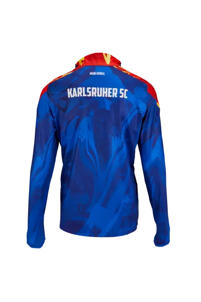 KSC Aufwärmtop Zip Langarm 25-26, Blau, 100% Polyester, Dynamisches Allover-Muster in Feueroptik in verschiedenen Blautönen, Schulterbereich mit auffälliger Flammenstruktur in Orange-Gelb, Zip mit hohen Kragen, KSC-Logo, Meine Heimat Schriftzug im Nacken,