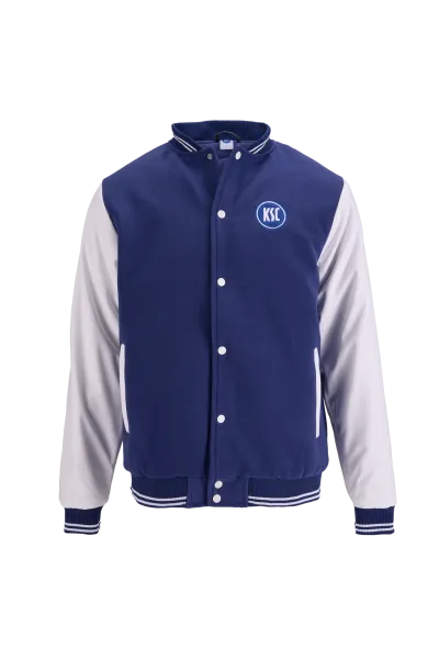KSC College Jacke, 100 % Polyester, Klassischer College-Look in Navyblau mit Ärmeln in Weiß, Gestickter KSC-Schriftzug in auf der Rückseite, Gerippte Bündchen an Kragen, Ärmeln und Saum, Druckknopfleiste auf der Vorderseite, zwei Seitentaschen