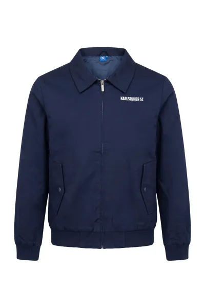 KSC Jacke, Oberstoff: 100 % Baumwolle, Futter, 100 % Polyester, Klassischer Harrington-Stil mit modernem Schnitt, „Karlsruher SC“-Schriftzug auf der Brust, Durchgehender Reißverschluss mit Stehkragen, weiches Innenfutter, Elastische Bündchen an Ärmeln
