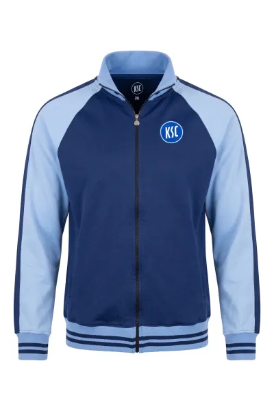 KSC Retrojacke, Navyblau-Hellblau, 65 % Baumwolle aus Biologischer herkunft, 35 % Polyester, Rückseite mit gestickten „Karlsruher Sport-Club“ Schriftzug, Gesticktes KSC-Logo, Stehkragen und Reißverschluss, Elastische Bündchen und Saum mit Streifen-Design