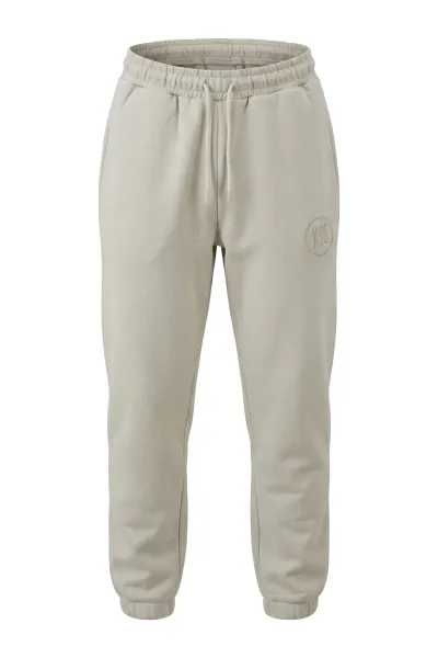 KSC Jogginghose, naturfarben Beige, 85 % Baumwolle, 15 % Polyester, KSC-Logo Ton-in-Ton auf der Vorderseite, Elastischer Bund mit Kordelzug, Zwei Seitentaschen, Zwei Taschen auf der Rückseite
