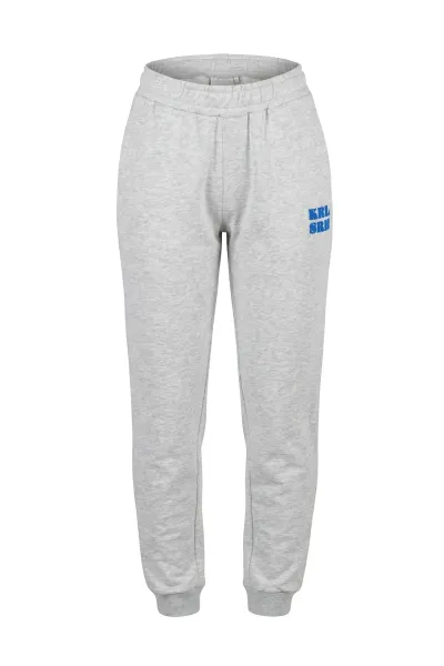 KSC Jogginghose Ladies, Grau, 80 % Baumwolle, 20 % Polyester, 320g m2, Elastischer Bund mit Kordelzug, Rippbündchen an den Beinabschlüssen, Seitentaschen + Gesäßtasche, Auffälliger KRL SRH-Druck in Blau