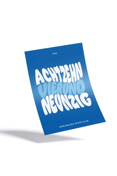 KSC Poster, Blau-Weiß, 100% Papier, Poster 1894 aus der Wavy-Kollektion, Großer Schriftzug „ACHTZEHN VIERUNDNEUNZIG“ im Wavy‑Design, Dezentes Gründungsjahr „1894“ im oberen Bereich, „Karlsruher Sport‑Club“ Schriftzug am unteren Rand