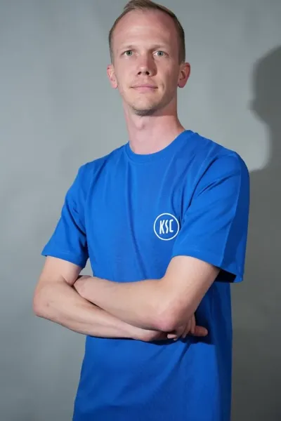 KSC T-Shirt Basic Blau 100% Baumwolle gesticktes KSC-Logo klein 1894-Schriftzug am Bund Rundhalsausschnitt