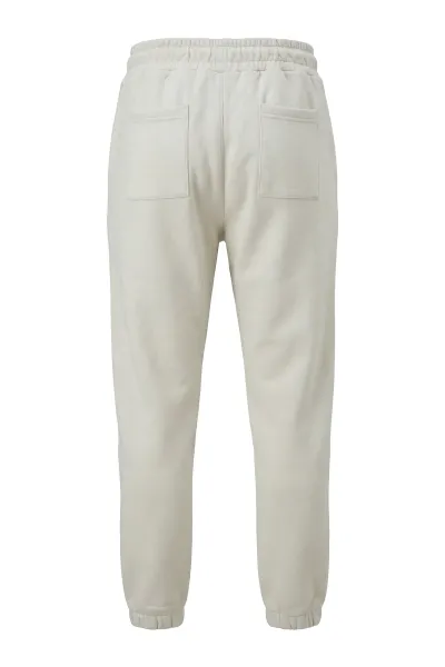 KSC Jogginghose, naturfarben Beige, 85 % Baumwolle, 15 % Polyester, KSC-Logo Ton-in-Ton auf der Vorderseite, Elastischer Bund mit Kordelzug, Zwei Seitentaschen, Zwei Taschen auf der Rückseite