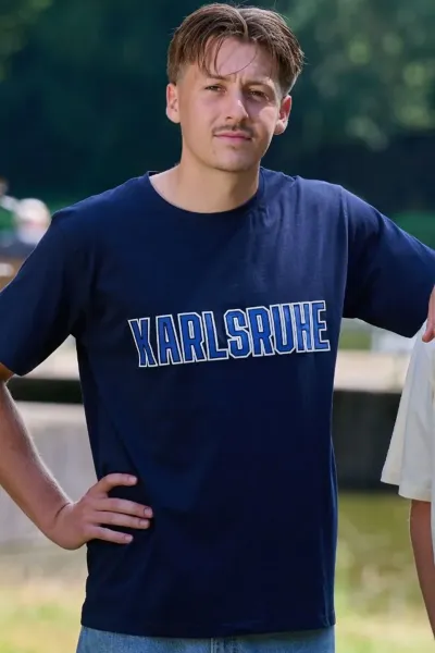 KSC T-Shirt Navyblau 2025 100% Baumwolle KARLSRUHE-Schriftzug vorn blaue Kontur weiße Outline klassischer Schnitt 