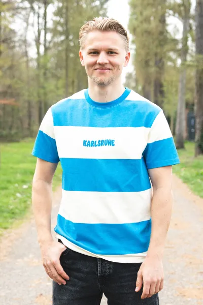 KSC T-Shirt, Blau-Weiß, 100% Bio-Baumwolle, Wavy-Kollektion, „KARLSRUHE“-Schriftzug in Wavy‑Typografie auf der Front, Streifendesign in Blau und Weiß, Rundhalsausschnitt