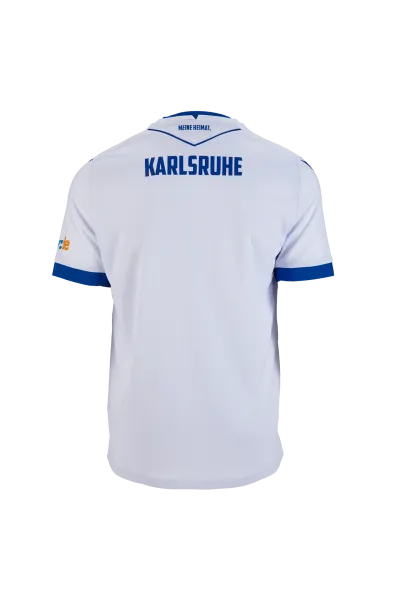 KSC Trikot Auswärts 25-26 Kids, Weiß, 100% Polyester, Stadtplan von Karlsruhe, blaue Akzente an Kragen und Ärmel, KSC-Logo, Fidelitas-Wappen, Zeilen aus dem Lied Für immer KSC, Rückennummer im Retro-Stil