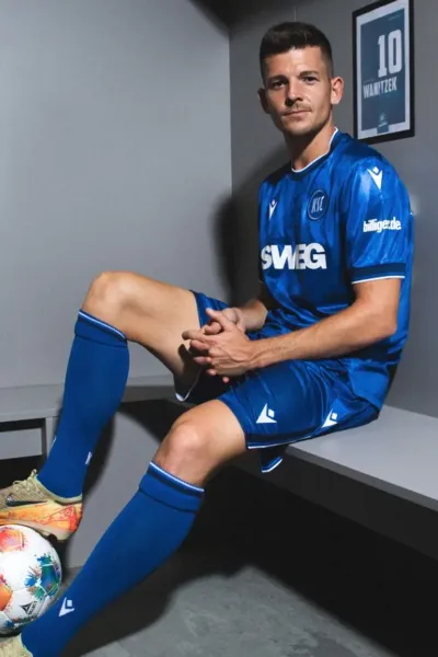 KSC Stutzen Heim 25-26, Blau-Weiß, 80% Nylon, 15% Baumwolle, 5% Elasthan, atmungsaktives Material, KSC-Schriftzug, Verstärkung an Ferse und Zehen